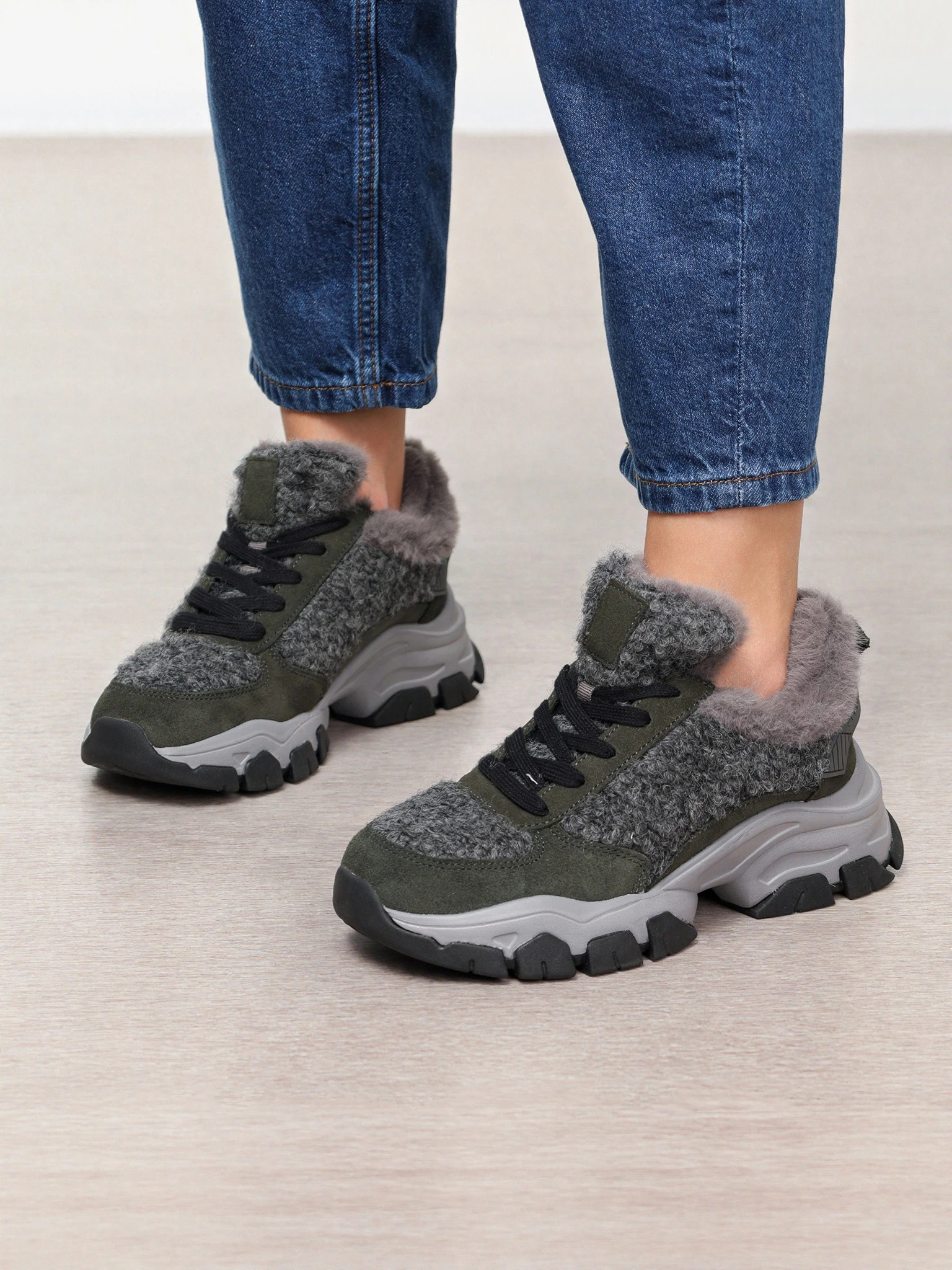 Кроссовки комбинированные с оторочкой мехом